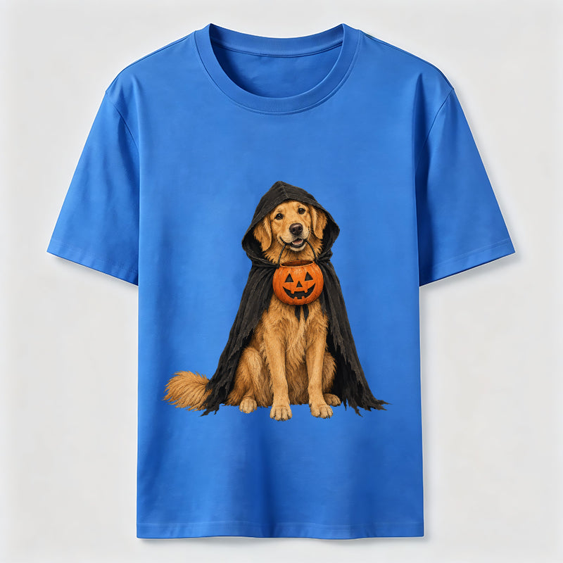 Golden Retriever in a Halloween cape Classic T-Shirt