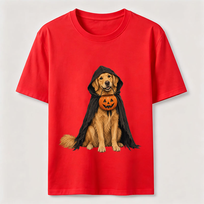 Golden Retriever in a Halloween cape Classic T-Shirt