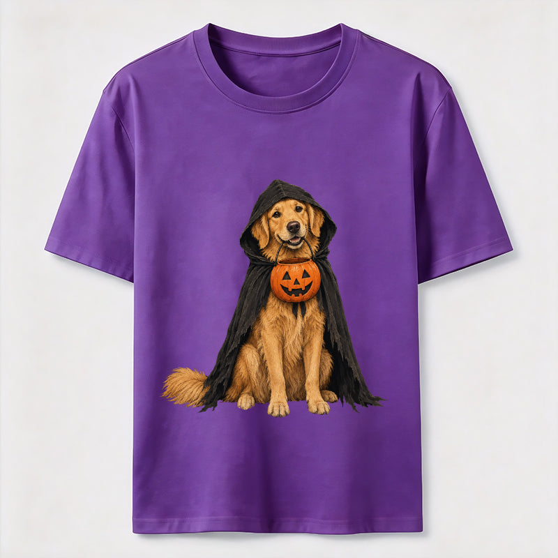 Golden Retriever in a Halloween cape Classic T-Shirt