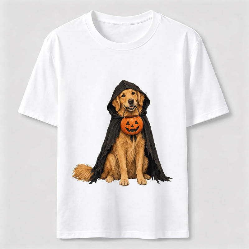 Golden Retriever in a Halloween cape Classic T-Shirt