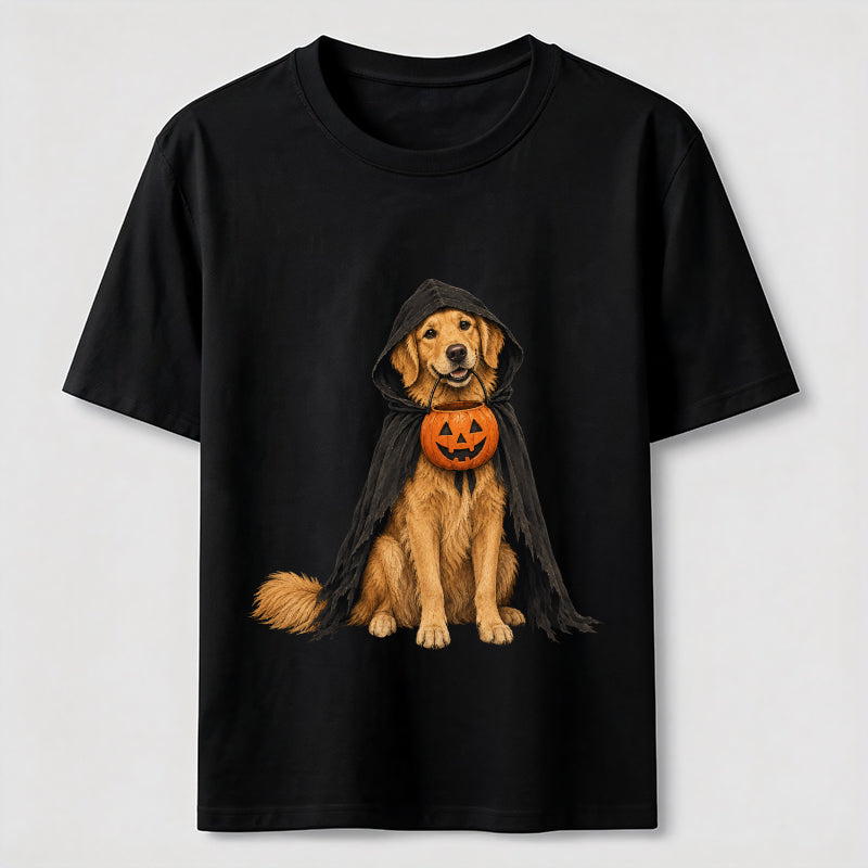 Golden Retriever in a Halloween cape Classic T-Shirt