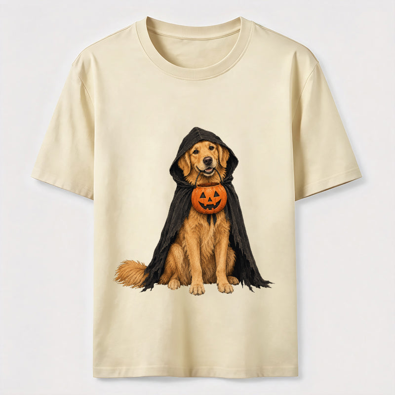 Golden Retriever in a Halloween cape Classic T-Shirt
