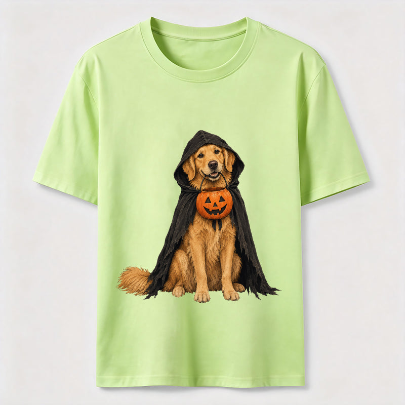 Golden Retriever in a Halloween cape Classic T-Shirt