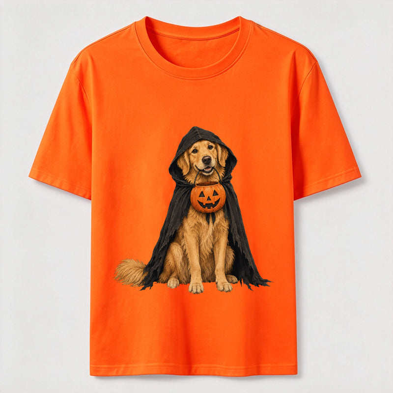 Golden Retriever in a Halloween cape Classic T-Shirt