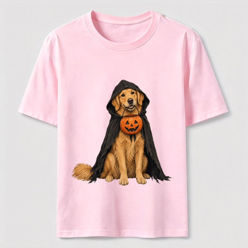 Golden Retriever in a Halloween cape Classic T-Shirt