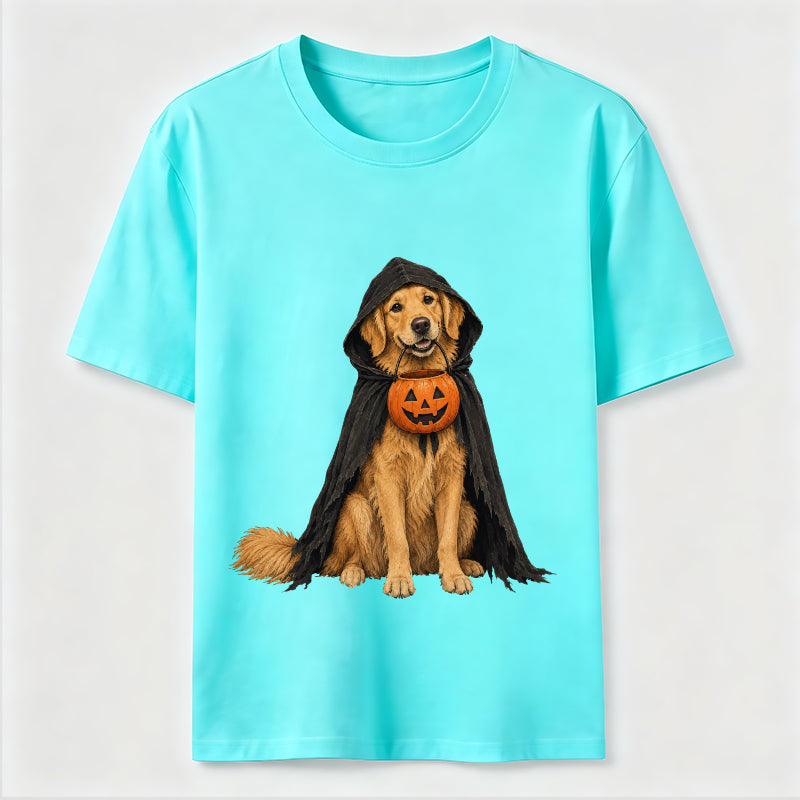 Golden Retriever in a Halloween cape Classic T-Shirt