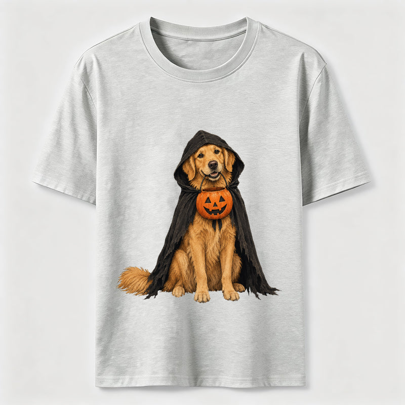 Golden Retriever in a Halloween cape Classic T-Shirt
